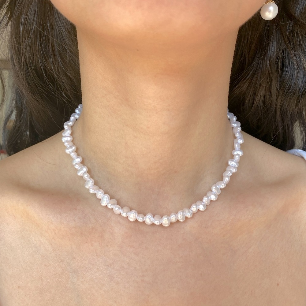 Small baroque pearl beaded gold necklace